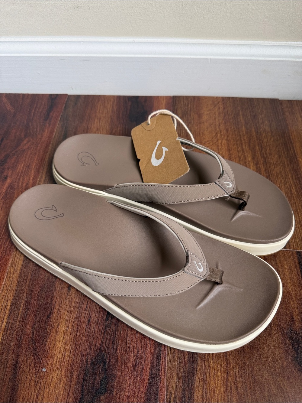 Olukai Nu’a Pi’o Warm Taupe Thong Sandal Flip Flops Womens 9 New